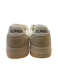 Sneaker in suede bianco e beige viste da dietro con il marchio "SUN68" in nero sui talloni.