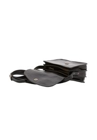 Borsa a tracolla in pelle nera con pattina aperta, che mostra due scomparti interni e una tracolla regolabile.