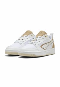 Hvide sportssko med en glat læderoverdel, beige detaljer og en struktureret gummisål. Har snørebånd og en polstret ankelkrave.