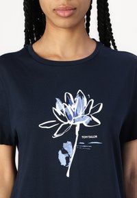 TOM TAILOR CREW NECK - Marškinėliai su spaudiniu - real navy blue