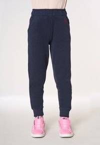Pantaloni sportivi blu navy con vita elasticizzata, tasche laterali e polsini a costine, caratterizzati da un dettaglio logo rosso sul lato sinistro.