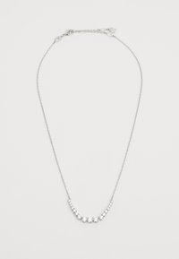Collier argenté avec un design courbé, orné de cristaux transparents ronds disposés en motif dégradé, fermé par un fermoir en forme de homard.