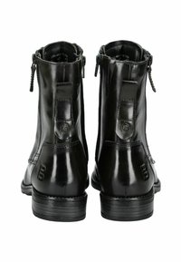 Botas de cuero negras hasta el tobillo con un acabado suave, cierres de cremallera lateral y un tacón bajo. Los detalles notables incluyen acentos del logotipo y paneles cosidos.