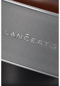 Czarny skórzany portfel z teksturowaną srebrną metalową płytką w wzór siatki, z wytłoczonym nazwiskiem marki "LANČERTO."