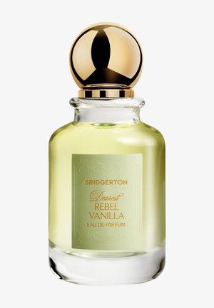 Flacon de parfum en verre transparent avec liquide jaune pâle, bouchon sphérique doré et étiquette portant l'inscription "Bridgerton Dearest Rebel Vanilla Eau de Parfum".