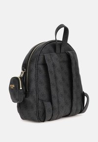 Schwarzer Kunstleder-Rucksack mit rundem Design, verstellbaren Riemen, einer Fronttasche mit goldfarbenen Beschlägen und einem geprägten Logomuster.