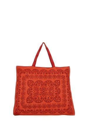 Borsa a spalla in pelle rossa con intricati motivi floreali intagliati, dotata di due manici robusti e un design spazioso e strutturato.