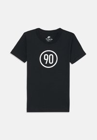 Juodas medvilninis marškinėliai trumpomis rankovėmis, apvaliu iškirpimu ir baltu apvaliu grafiniu dizainu, kuriame centre yra skaičius "90".