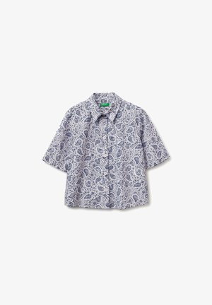 Koszula z krótkim rękawem na guziki, z niebieskim wzorem paisley na białej tkaninie, z kołnierzykiem i białymi guzikami z przodu.