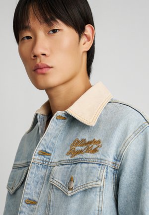 SOUVENIR COLLAR TRUCKER JACKET - Jeansjacke - light blue wash