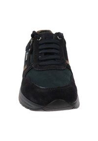 Zapatillas de deporte azul marino oscuro que combinan materiales de ante y lisos, diseño con cordones y un detalle de cremallera lateral para un acceso fácil.