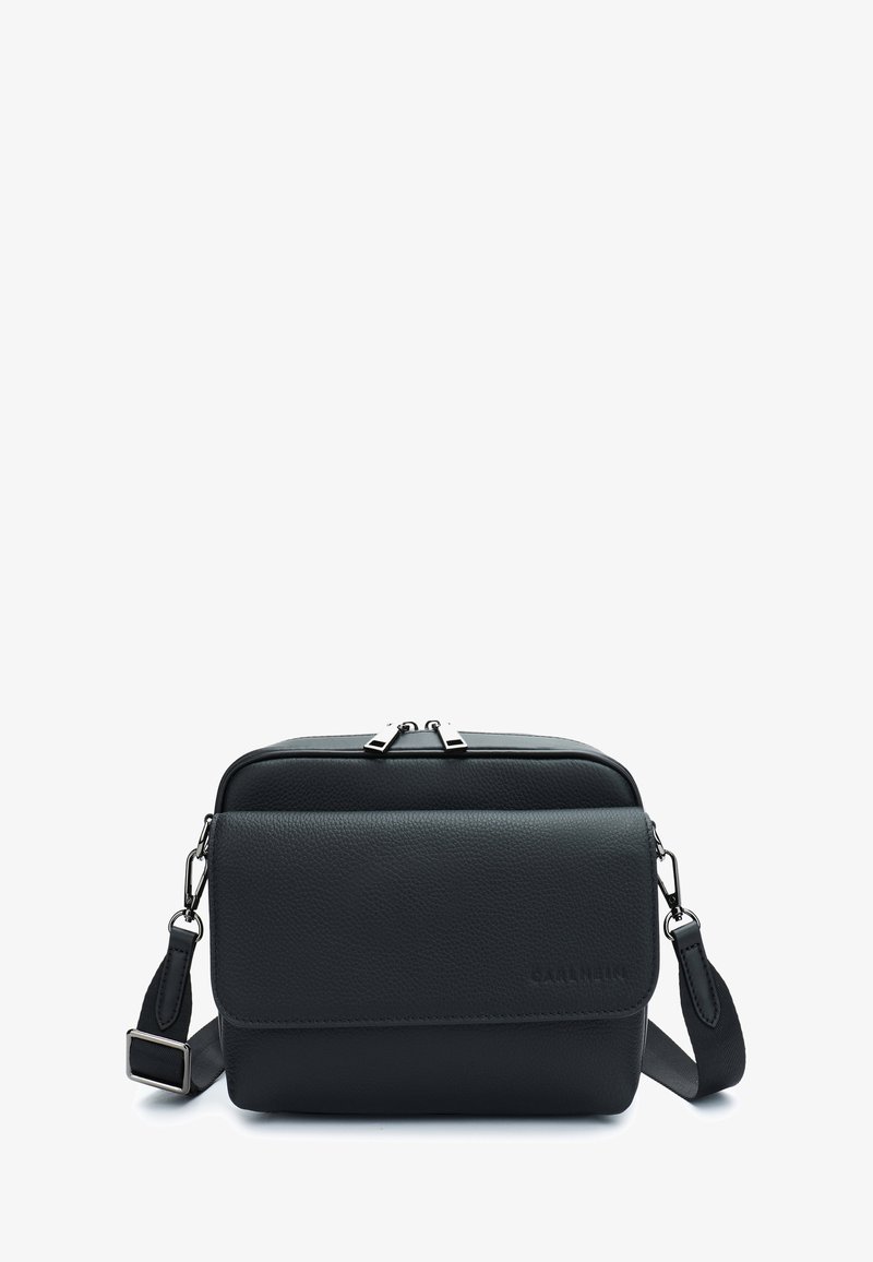 Borsa a tracolla nera in pelle con finitura testurizzata, chiusura superiore con zip, tracolla regolabile e branding sottile sul davanti.