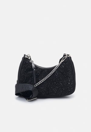 Petit sac d'épaule noir avec perles étincelantes, bandoulière en chaîne argentée et large bandoulière réglable en tissu noir sur fond blanc.