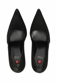 Tacchi a punta in suede nero con interno in pelle liscia. Accentatura rossa sul tacco. Design classico con una silhouette elegante.