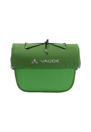 Sac Vaude vert avec un rabat repliable, fermeture à cordon élastique, surface texturée et logo affiché en évidence à l'avant.
