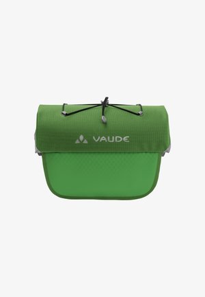 Grüne Vaude-Tasche mit umklappbarem Deckel, elastischem Kordelverschluss, strukturiertem Oberflächenmaterial und dem Logo, das prominent auf der Vorderseite angezeigt wird.