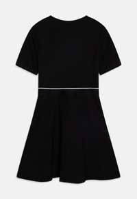 Czarna sukienka krótki rękaw z rozkloszowanym dołem. Posiada gładką fakturę oraz kontrastujący biały detal w postaci wstążki w talii.