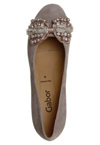 Ballerine en daim gris avec un nœud décoratif orné de perles imitation perles et de strass. Doublure intérieure lisse avec le nom de la marque imprimé "Gabor".