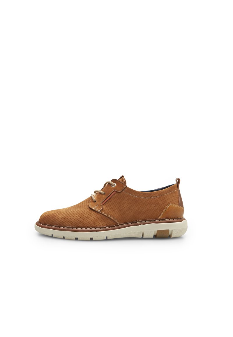 Pantof brown din suede, cu șireturi, cu un superior texturat, talpă din cauciuc alb, detalii cusute și vârf rotunjit. Potrivit pentru purtare casual.