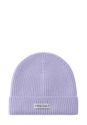 Lila gebreide beanie met een geribbelde textuur en een omgeslagen rand. Voorzien van een klein rechthoekig label met daarop "FRIEDA" gedrukt.