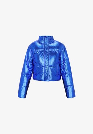 Erkki metalliliselt sinine lühikeste varrukatega puff-jakk kõrge kraega, pikkade varrukatega, esisee tõmblukuga ja küljetaskutega, esitatud valgel taustal.