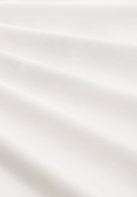 Tessuto bianco morbido e liscio con una leggera lucentezza, caratterizzato da un drappeggio sottile e privo di motivi o texture visibili. Ideale per diverse applicazioni tessili.