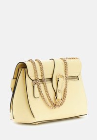 Borsa gialla testurizzata con tracolla a catena dorata, dotata di patta frontale, tasca con cerniera e dettaglio di bordatura nera.