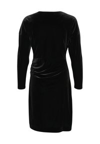 Černé sametové šaty s drapovaným pasem, dlouhými rukávy a kulatým výstřihem. Hladká textura, délka do kolen, minimální zdobení.