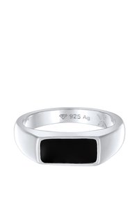 Silverring med en slät, blank band och en rektangulär svart steninlägg. Märkt "925 Ag" på den inre bandet.
