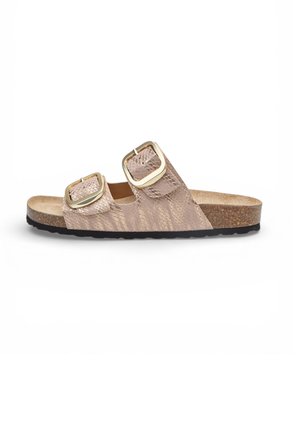 Sandalo beige con due ampie fasce con fibbie dorate e motivo texturizzato, sottopiede in sughero e suola in gomma nera.