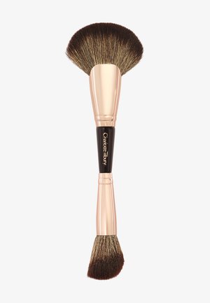 Doppelseitiger Make-up-Pinsel mit großen fächerförmigen Borsten an einem Ende und kleineren schrägen Borsten am anderen Ende, schwarzer und rosegoldener Griff.