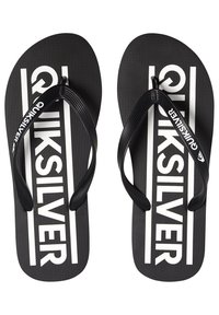 Sorte flip-flops med en struktureret overflade, der har sorte mellemrumstænger og hvid "Quiksilver" branding på indersålen, sat mod en kontrasterende baggrund.