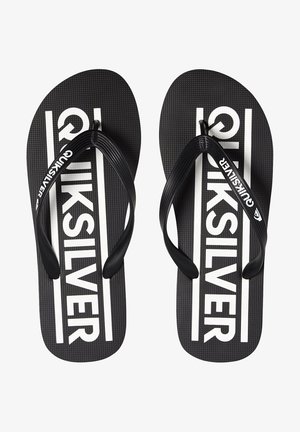 Schwarze Flip-Flops mit einer strukturierten Oberfläche, ausgestattet mit schwarzen Riemen und dem weißen "Quiksilver"-Logo auf der Innensohle, vor einem kontrastierenden Hintergrund.