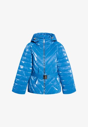 Jachetă matlasată albastră, strălucitoare, cu glugă, model în zigzag, închidere cu fermoar și talie cu curea. Are mâneci mari și o textură lucioasă.