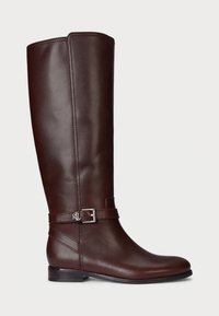 Botte en cuir marron jusqu'au genou avec une texture lisse, accentuee par une boucle en métal argenté et un petit talon empilé. Présente des détails de couture subtils.