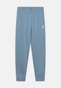 Pantalones de chándal azul claro, hechos de una tela suave, con cintura ajustable mediante cordón y un logo Jumpman blanco en la pierna izquierda. Corte estándar con puños acanalados.