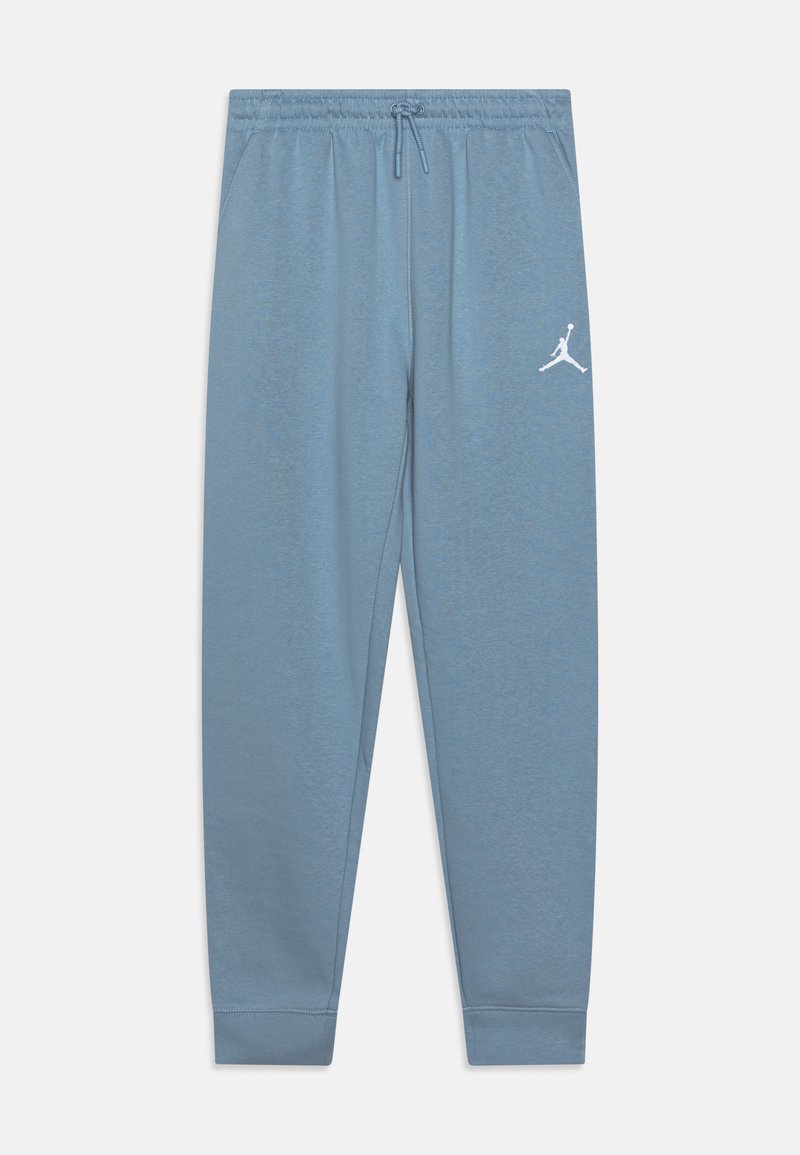 Jasnoniebieskie spodnie dresowe z miękkiego materiału, z elastycznym paskiem w talii i białym logo Jumpman na lewym udzie. Standardowy krój z ściągaczami przy nogawkach.