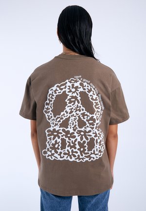 TROOPER  - Printtipaita - morel dd peace