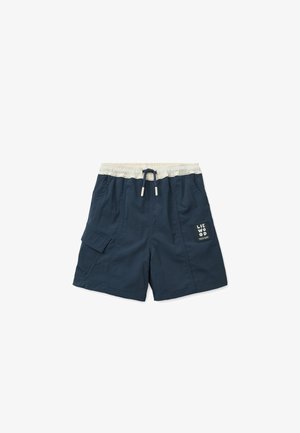 Tumesinised lühikesed püksid, tehtud kergest kangast, millel on elastne vöökoht paelaga, külgmine veopesa ja logo tikand.