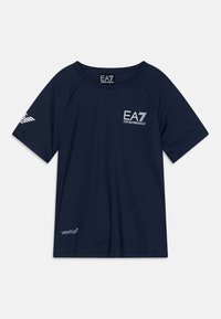 T-shirt bleu marine à manches courtes avec un col rond. Présente le logo "EA7" sur la poitrine et le texte "VENTUS" près de l'ourlet. Texture lisse.