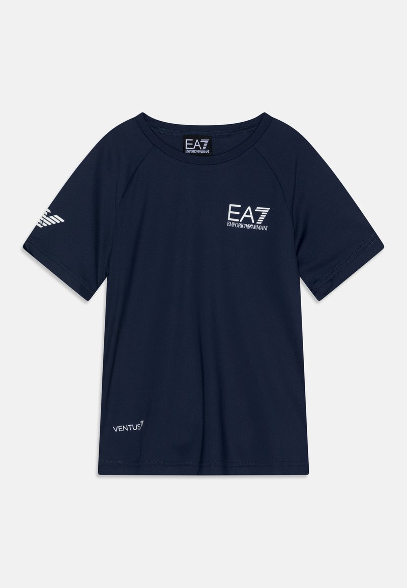 T-shirt bleu marine à manches courtes avec un col rond. Présente le logo "EA7" sur la poitrine et le texte "VENTUS" près de l'ourlet. Texture lisse.