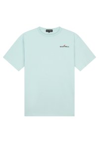 Camiseta de algodón azul claro con mangas cortas, escote redondo y un logotipo negro de "QUOTRELL" acentuado por un elemento de diseño rojo.