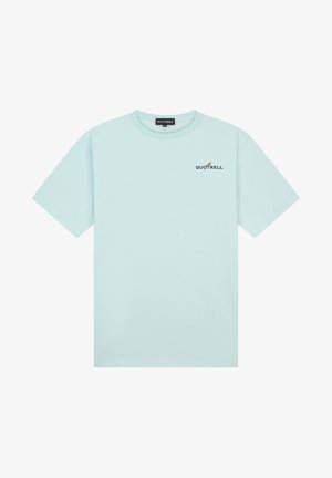 Světle modré bavlněné tričko s krátkým rukávem, kulatým výstřihem a černým logem "QUOTRELL" zvýrazněným červeným designovým prvkem.