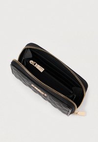 Μαύρο καπιτονέ πορτοφόλι με χρυσό φερμουάρ, με θήκη για κέρματα με φερμουάρ και πολλαπλές θήκες για κάρτες στο εσωτερικό. Λείο δερμάτινο υλικό.