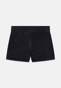 Shorts neri in denim a vita alta con pieghe frontali e orlo dritto, mostrati frontalmente su uno sfondo bianco uniforme.