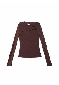 Suéter de manga larga acanalado en marrón oscuro con detalles recortados y botones decorativos en tono dorado a lo largo de la manga y el escote.