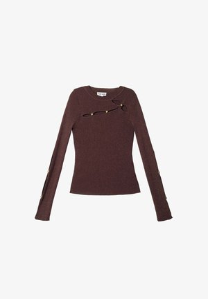 Suéter de manga larga acanalado en marrón oscuro con detalles recortados y botones decorativos en tono dorado a lo largo de la manga y el escote.