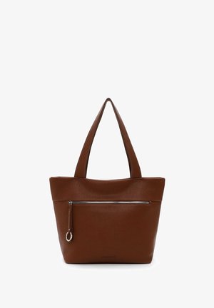 Bruine leren tote bag met een textuurafwerking, voorzien van twee schouderbanden en een voorvak met rits en een zilveren trekhaak.