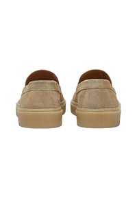 Rauleder Slippers in hellem Beige mit runder Zehenpartie, weichem Material und gummierten Sohlen mit leichtem Plateau.