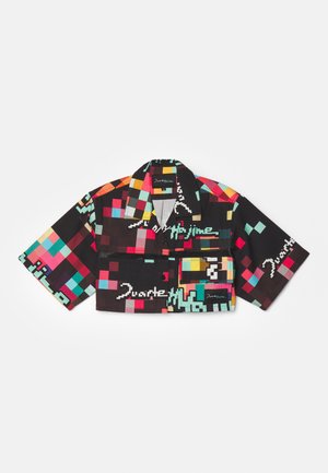 Chemise courte à manches courtes en tissu noir, présentant un motif pixélisé avec des couleurs vives et des accents de texte. Inclut une poche sur la poitrine.